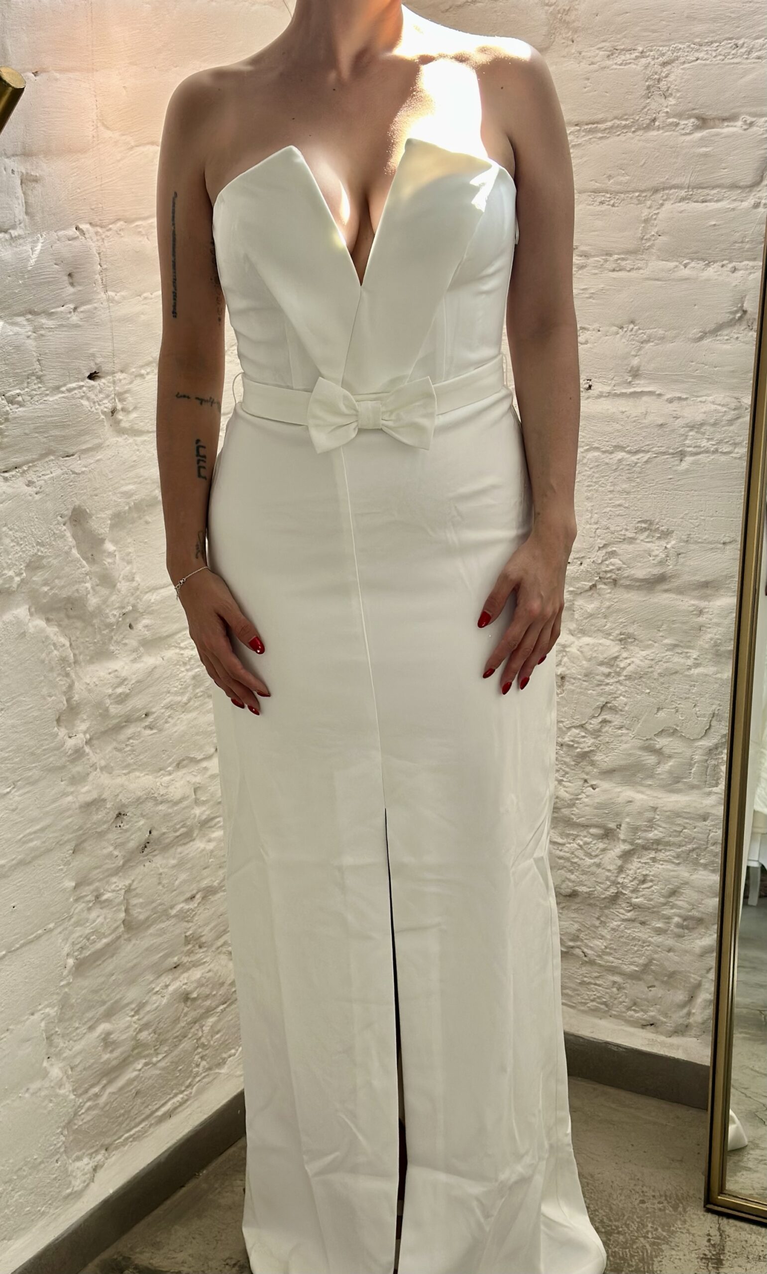 Vestido largo con escote en V y cinturón con moño